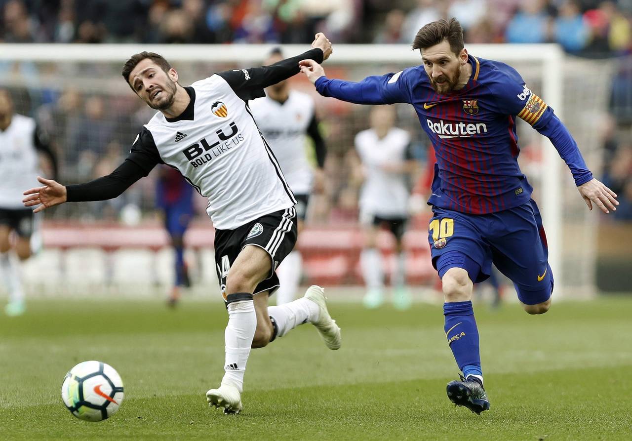 El defensa del Valencia, José Gayá (i), pelea el balón con el delantero argentino del Barcelona, Lionel Messi (d),durante el partido correspondiente a la jornada 32 de La Liga, en el estadio del Camp Nou. (EFE)