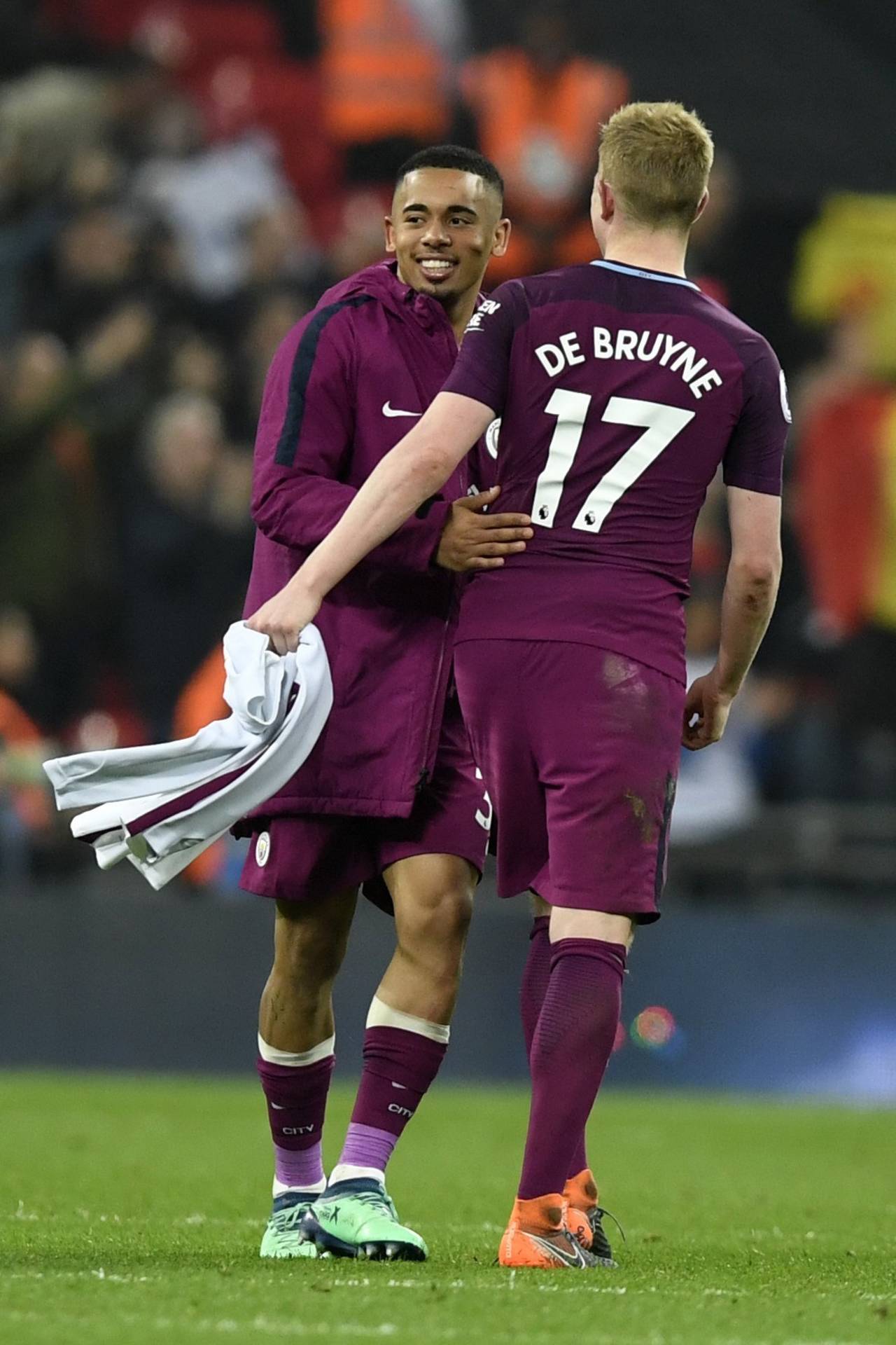 Gabriel Jesus (i) y Kevin De Bruyne en celebración del City. Manchester City acaricia título de la Premier