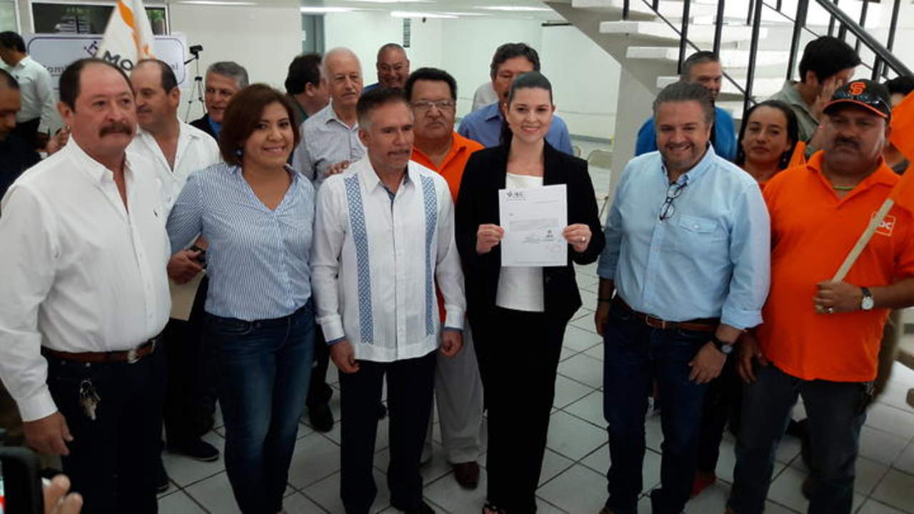 Apoyo. La aspirante a candidata por la coalición Por Coahuila al Frente, agradeció el apoyo incondicional de su familia.