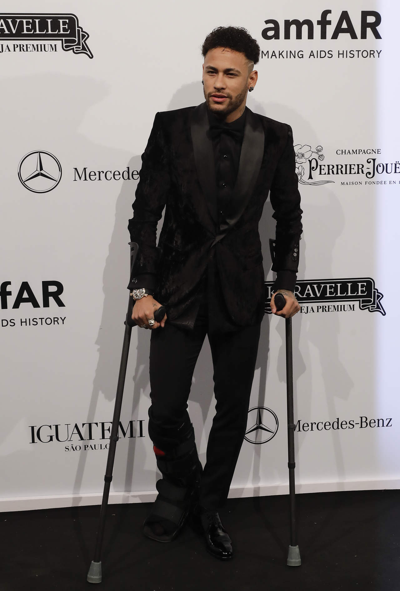 Neymar declaró a un programa de variedades que ya no siente dolor, pero no puede pisar con el pie lastimado sin tener una bota ortopédica. (ARCHIVO)