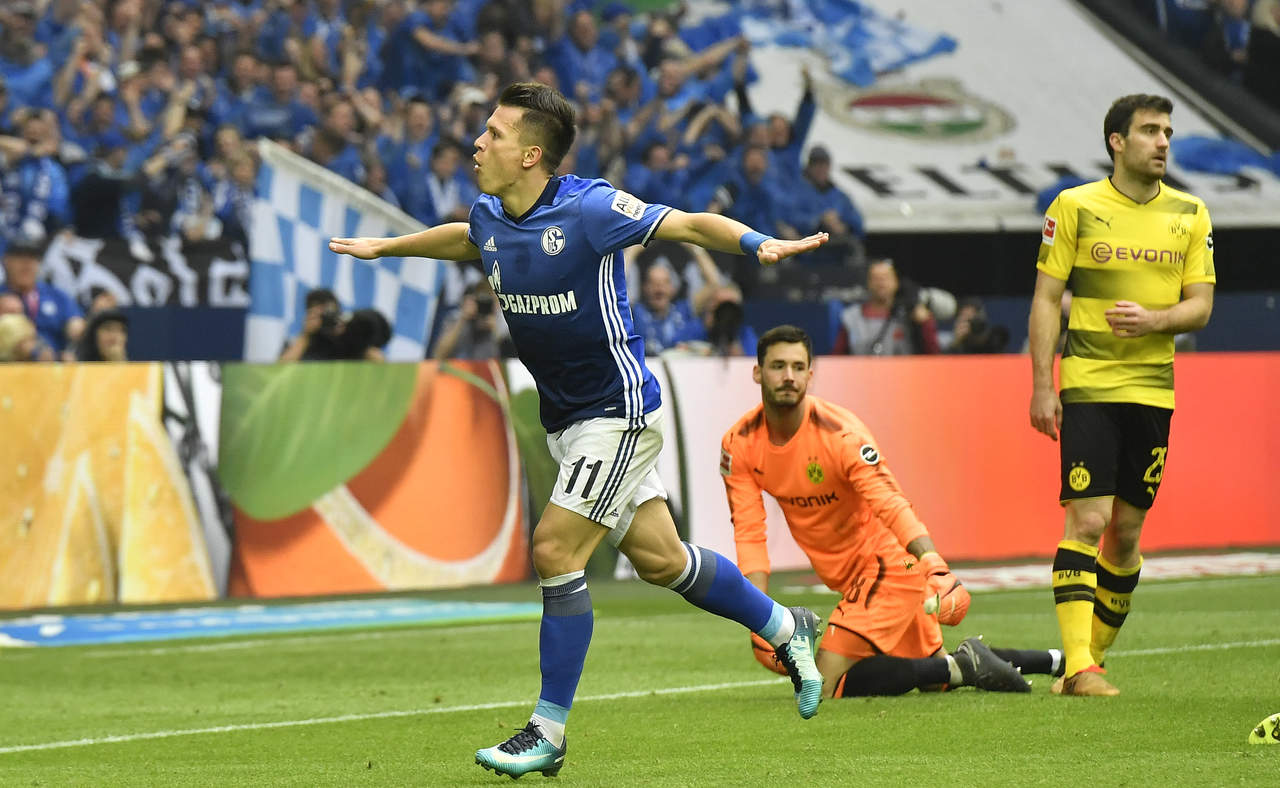 Con goles de Yevhen Konoplyanka y Naldo, el Schalke se alejó a cuatro puntos del Bayer Leverkusen y del Dortmund a cuatro fechas del final.