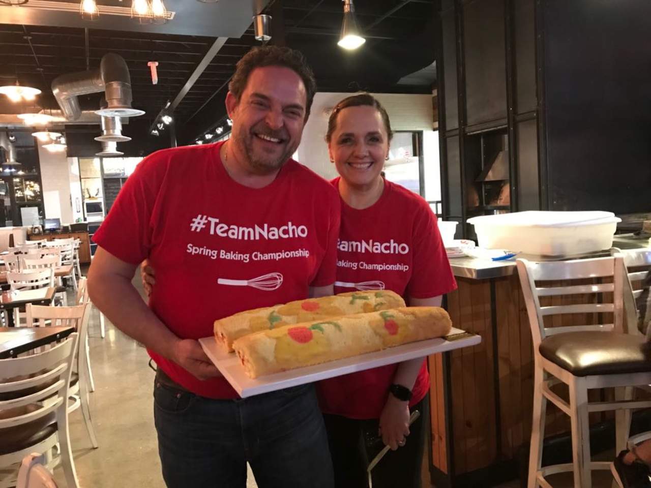 Nacho Aguirre Martínez y Susana Mijares de Aguirre con el postre ganador del episodio 5.
