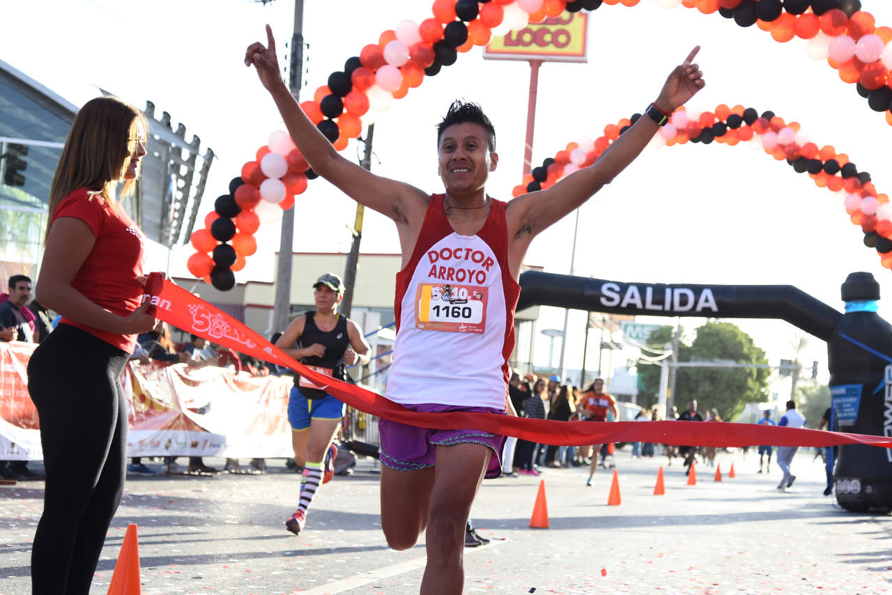 En la distancia de 5 kilómetros de la competencia en beneficio a la fundación Sonrisa Azul, Felipe Hernández fue el más rápido. (EL SIGLO DE TORREÓN)