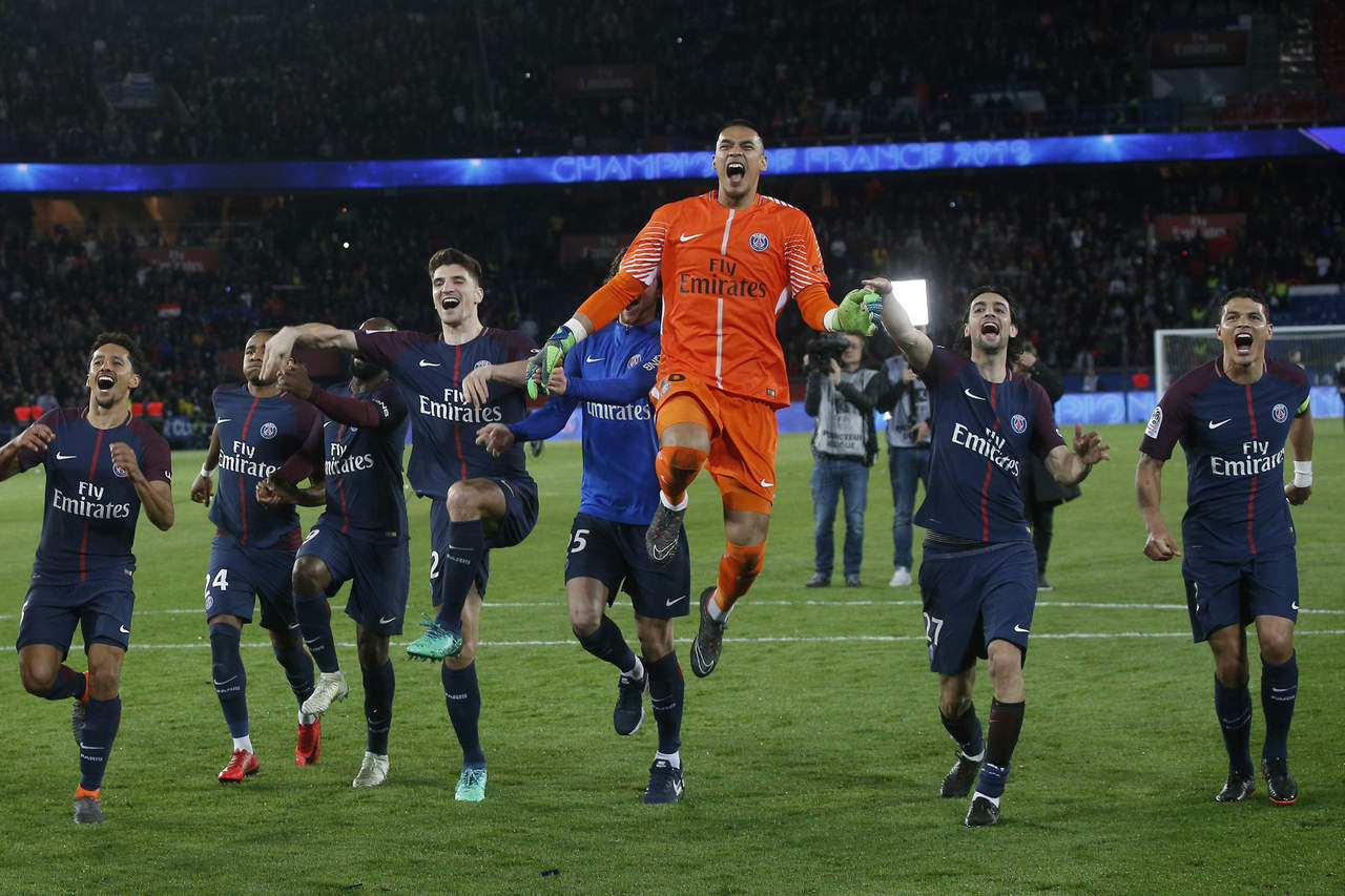 Los jugadores del PSG celebran tras la paliza 7-1 al Monaco, con lo que conquistaron el título de la Ligue 1. (AP)