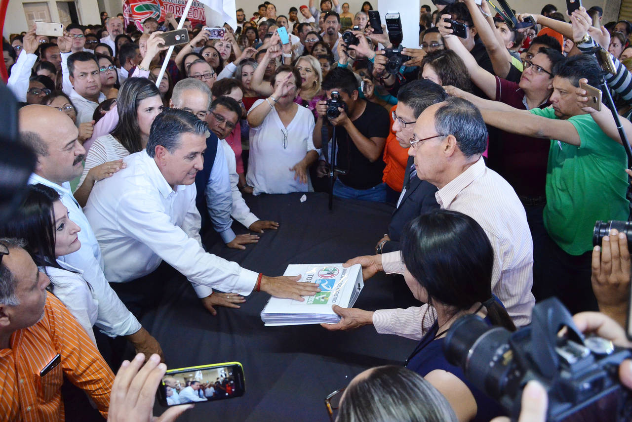Registro. El candidato priista José Antonio Gutiérrez Jardón se registró la tarde del domingo .