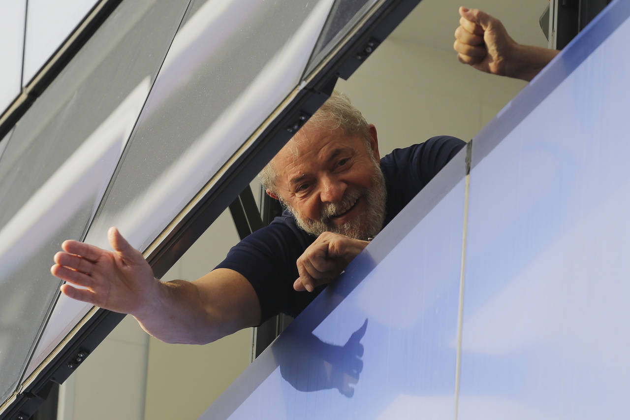 Aún encarcelado, Lula encabeza encuestas