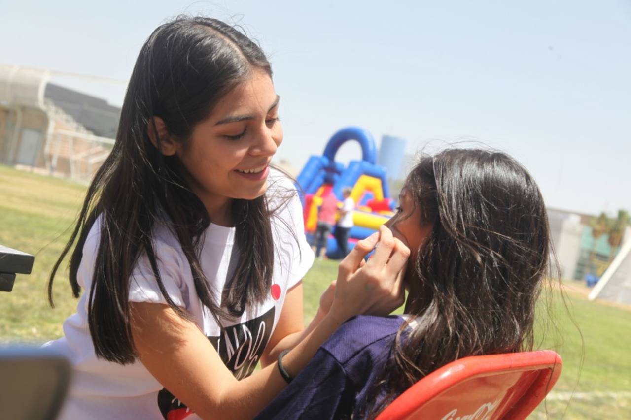 Diversión. Los estudiantes del Tecnológico de Monterrey, campus Laguna convivieron con niños y niñas de la ciudad de Torreón. (EL SIGLO DE TORREÓN)