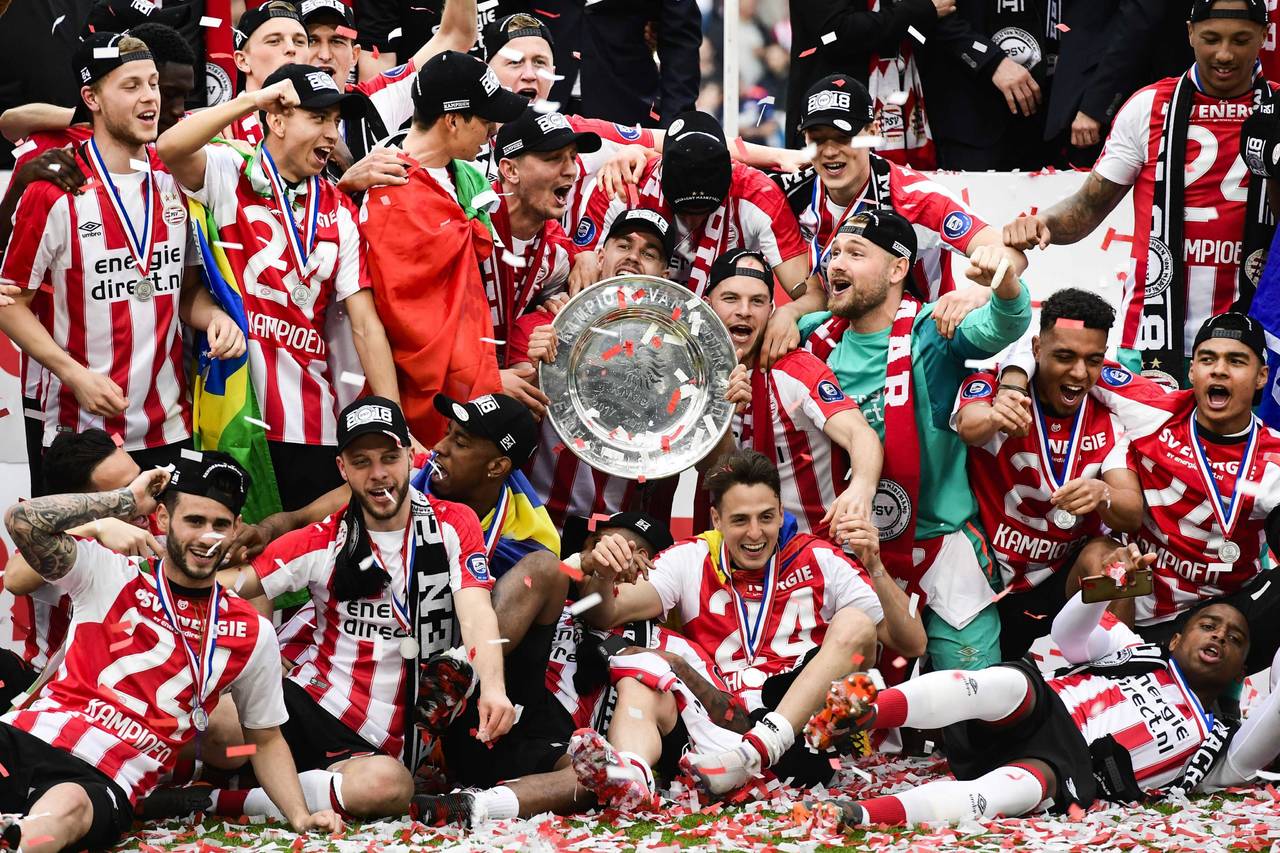 El PSV logró su vigésimo primer título de la Eredivisie a los que hay que sumar los tres obtenidos de la Liga de Fútbol de los Países Bajos, competición previa a la que permanece actualmente. (EFE)