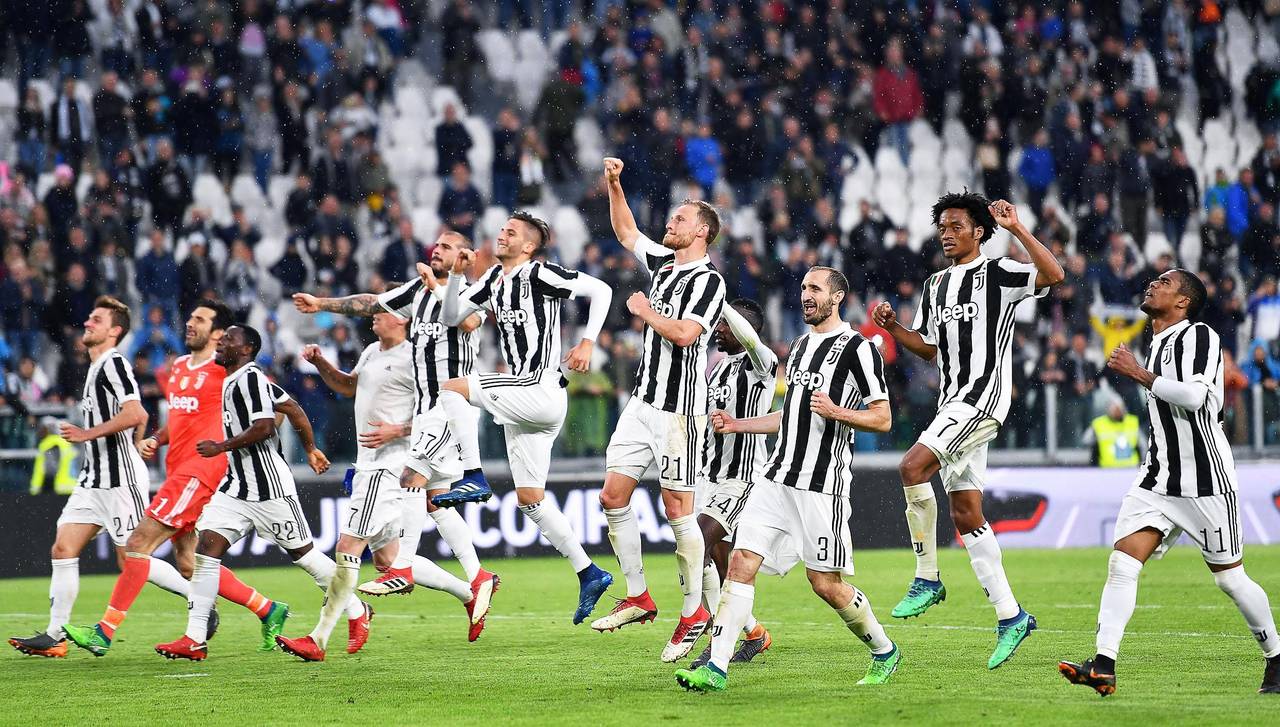 Los jugadores de Juventus celebran con sus aficionados tras el triunfo de 3-0 sobre Sampdoria. (EFE)