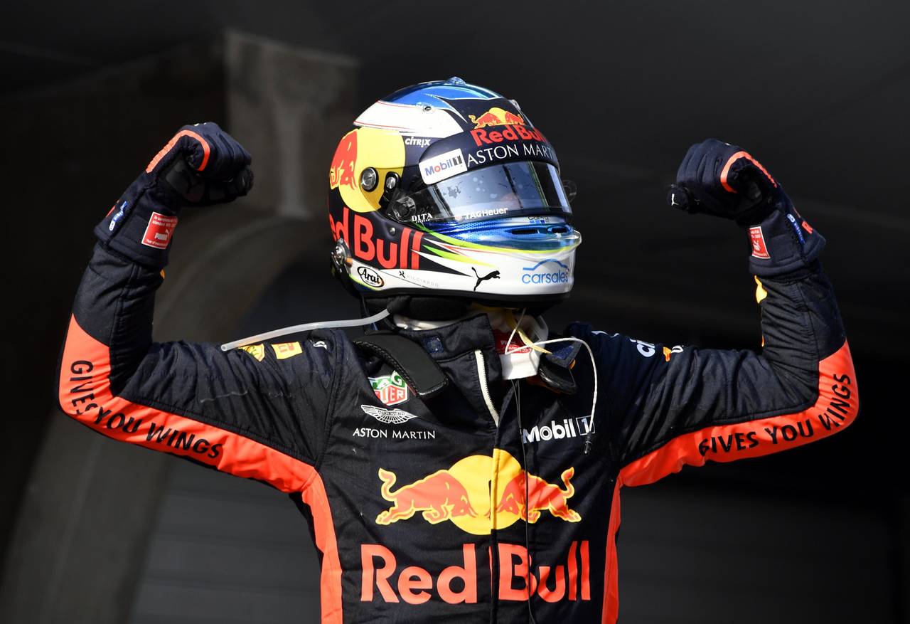 Ricciardo sorprendió a los favoritos y ganó con buena estrategia. (EFE)