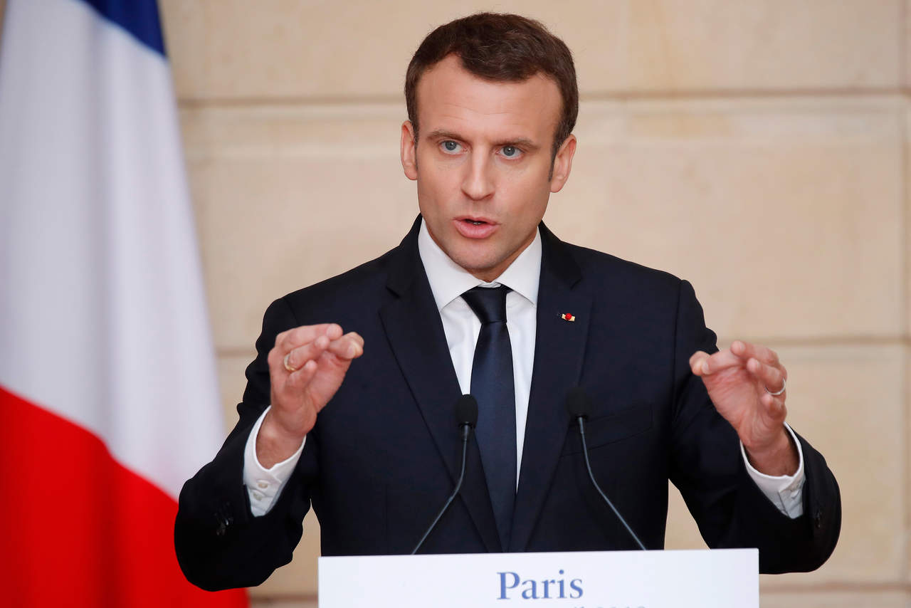 Francia persuadió a Donald Trump a permanecer en Siria y lanzar misiles en represalia por un presunto ataque de Damasco con armas químicas, dijo ayer el mandatario francés Emmanuel Macron. (AP)