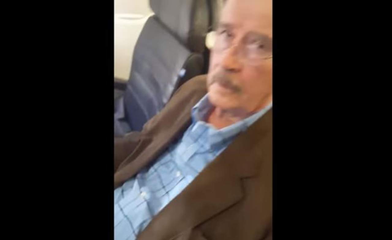 En redes sociales circuló el video en que una mujer increpa al expresidente en un avión. (ESPECIAL)