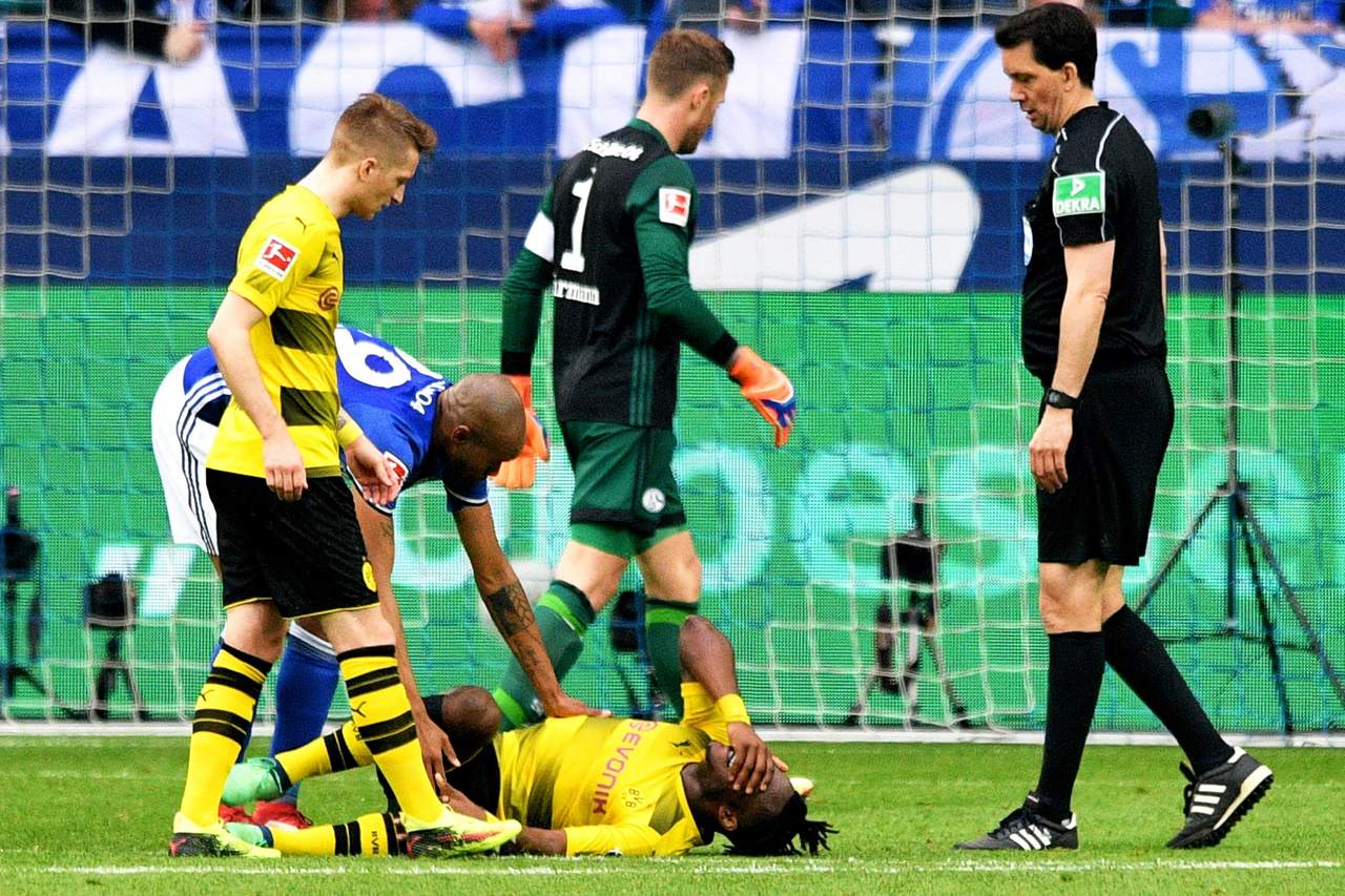 Batschuayi se lesionó en una jugada cerca del final del partido contra el Schalke y tuvo que abandonar el estadio con muletas.