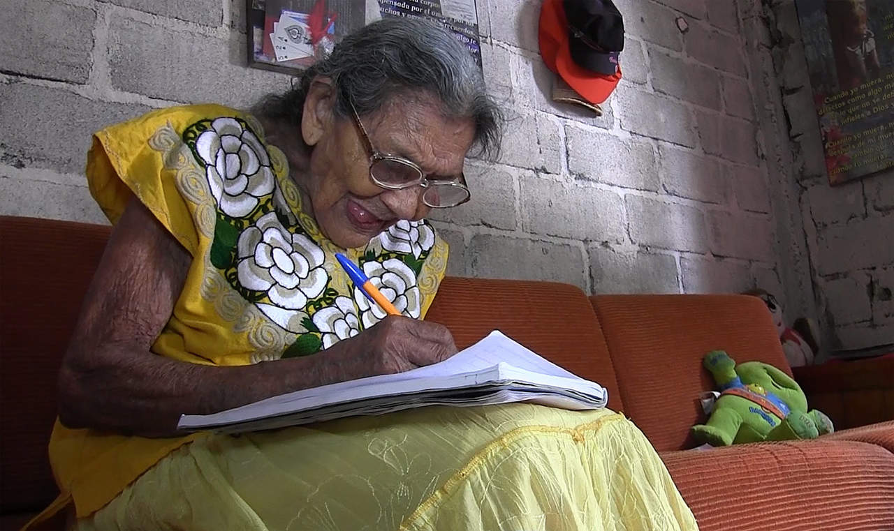 A los 95 años, Lupita asiste a su primer día de preparatoria