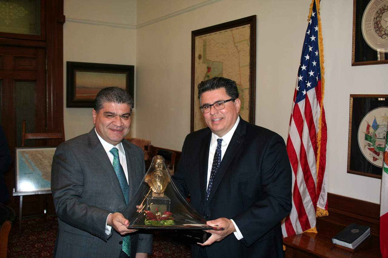 El gobernador de Coahuila, Miguel Ángel Riquelme, sostuvo reunión con el secretario de Estado, Rolando B. Pablos, en Texas. (TWITTER)