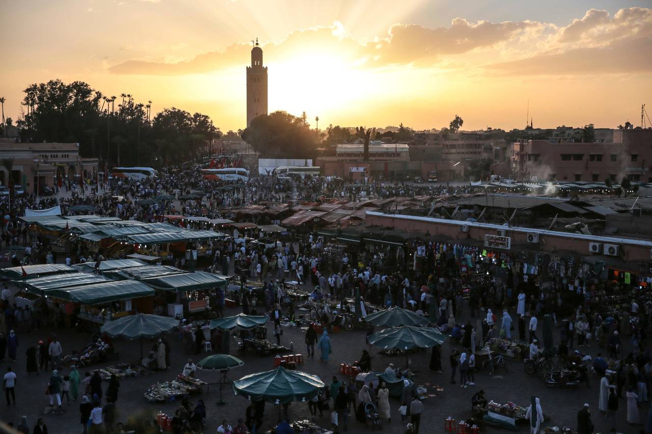 En esta foto del 5 de noviembre de 2016, la gente se reúne en la plaza Jemaa el-Fnaa en Marrakesh, Marruecos. (AP)