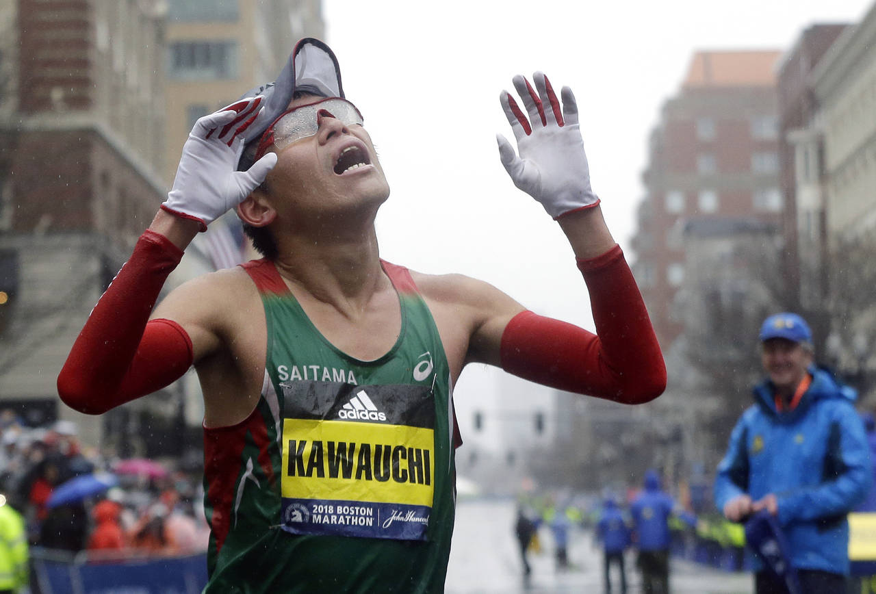 El japonés Yuki Kawauchi festeja tras ganar la edición 122 del Maratón de Boston, el lunes 16 de abril de 2018. Kawauchi gana el Maratón de Boston