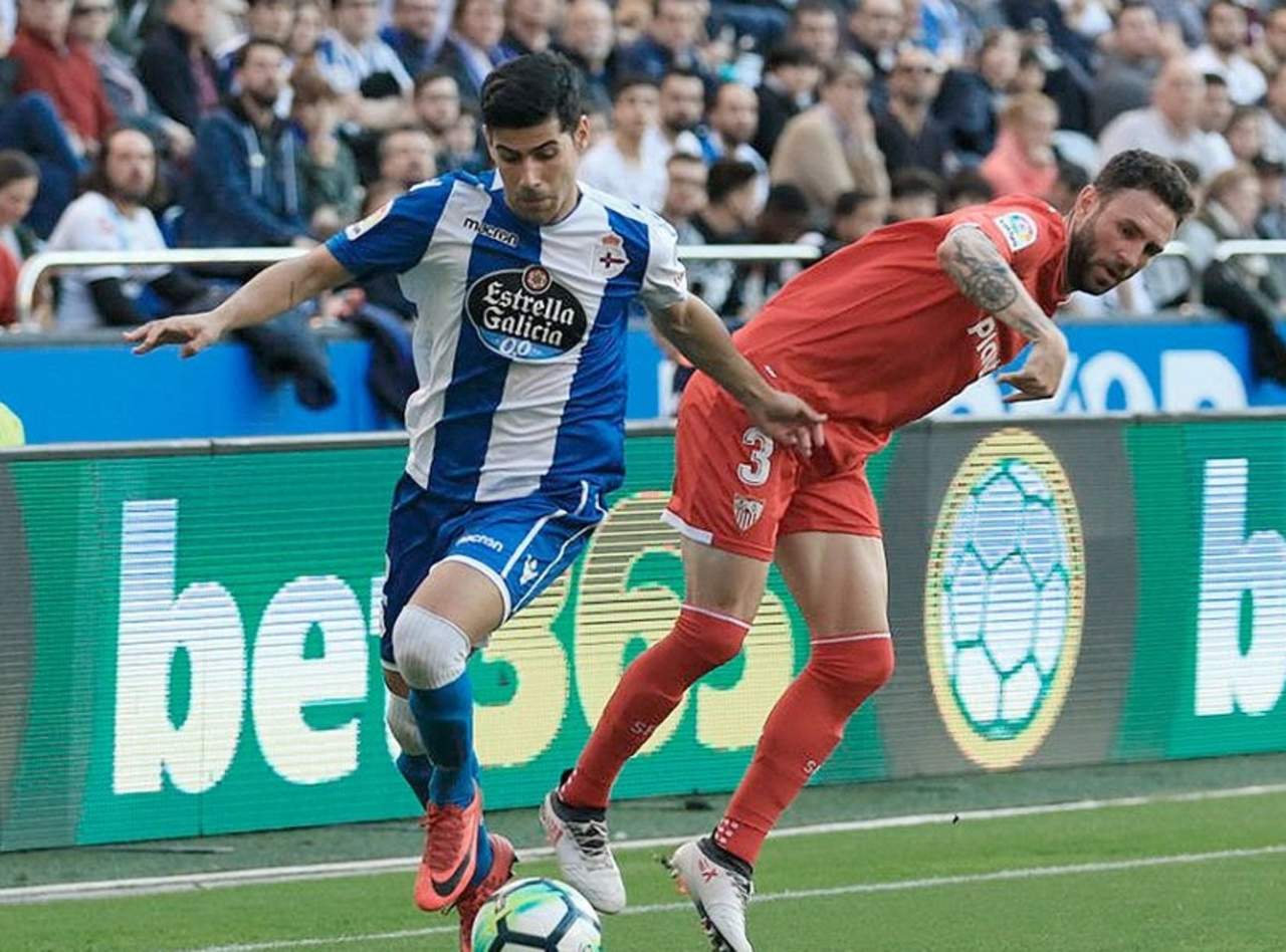 Miguel Layún en el juego en que Sevilla visitó al Deportivo La Coruña. (Cortesía Deportivo La Coruña)