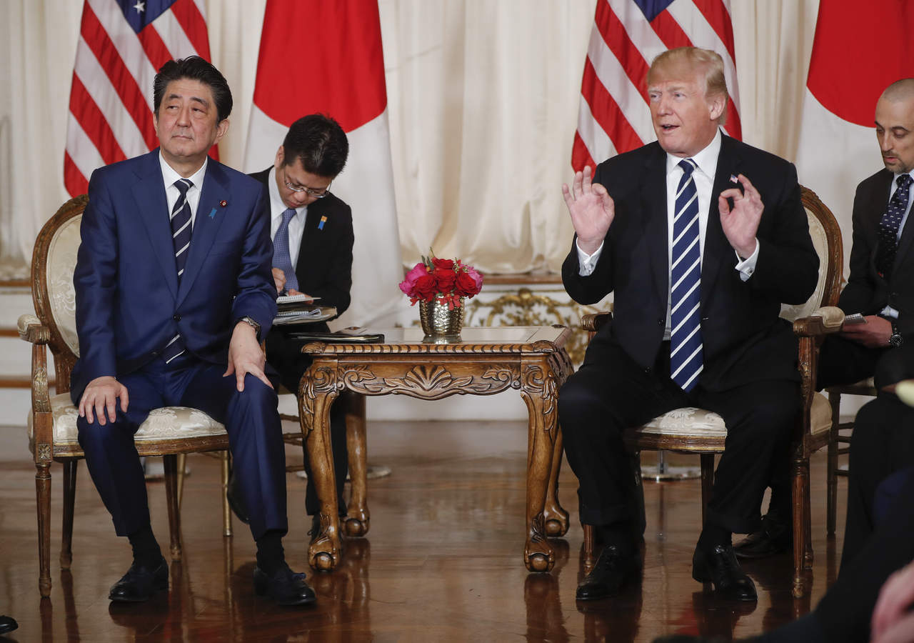 'Hemos empezado a hablar con Corea del Norte directamente, a niveles extremadamente altos', afirmó Trump en presencia del primer ministro de Japón, Shinzo Abe, con quien se reunió en su club privado de Mar-a-Lago, en Palm Beach (Florida). (AP)