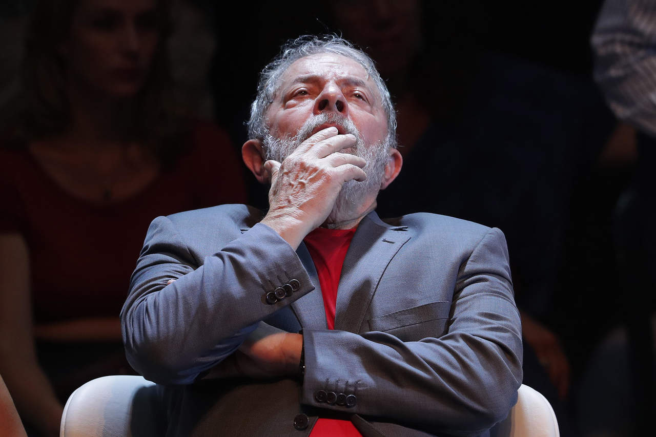 'El presidente Lula está tranquilo e indignado con la distorsión de las informaciones que están llegando a la población', explicó el senador brasileño Joao Capirebe, uno de los 11 que este martes visitaron al exmandatario en la prisión. (ARCHIVO)