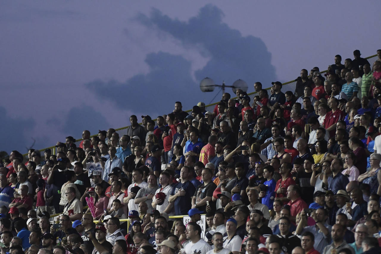 El público que asistió ayer al partido entre Mellizos e Indios, en Puerto Rico, abarrotó el estadio local. El infielder Francisco Lindor celebra una carrera durante el partido de ayer entre Cleveland y Minnesota.  (AP)