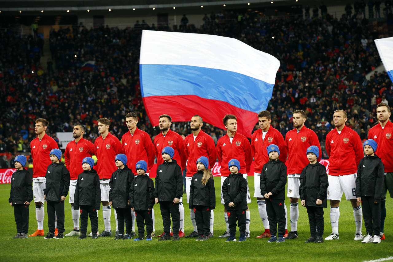 Los jugadores de la selección de Rusia previo al inicio de un partido amistoso contra Brasil en Moscú, el viernes 23 de marzo de 2018. (AP)