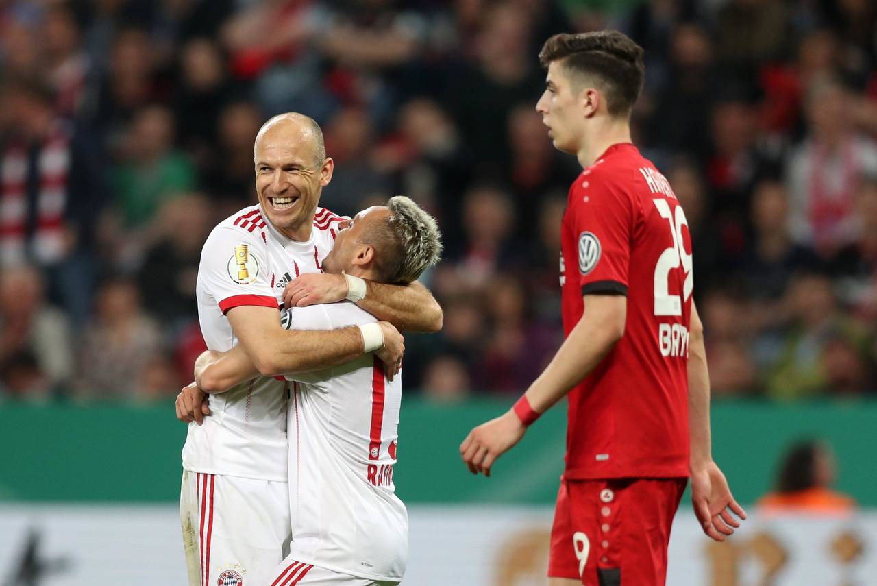Arjen Robben (i) y Rafinha de Bayern celebran durante un partido de la semifinal de la Copa DFB alemana Cup contra Bayer Leverkusen. Bayern golea y se  mete a final de copa