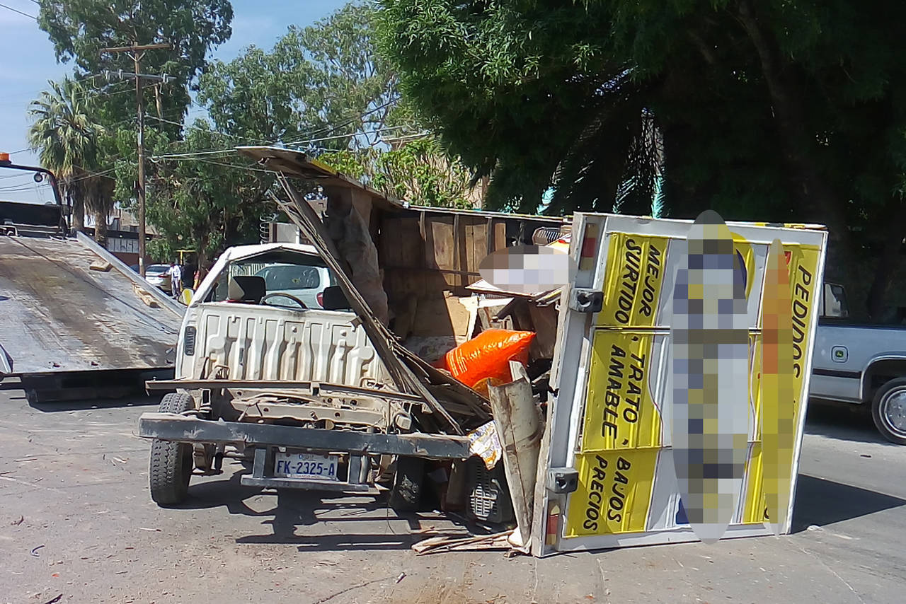 Daños. Se impacta auto con camioneta en Gómez Palacio.