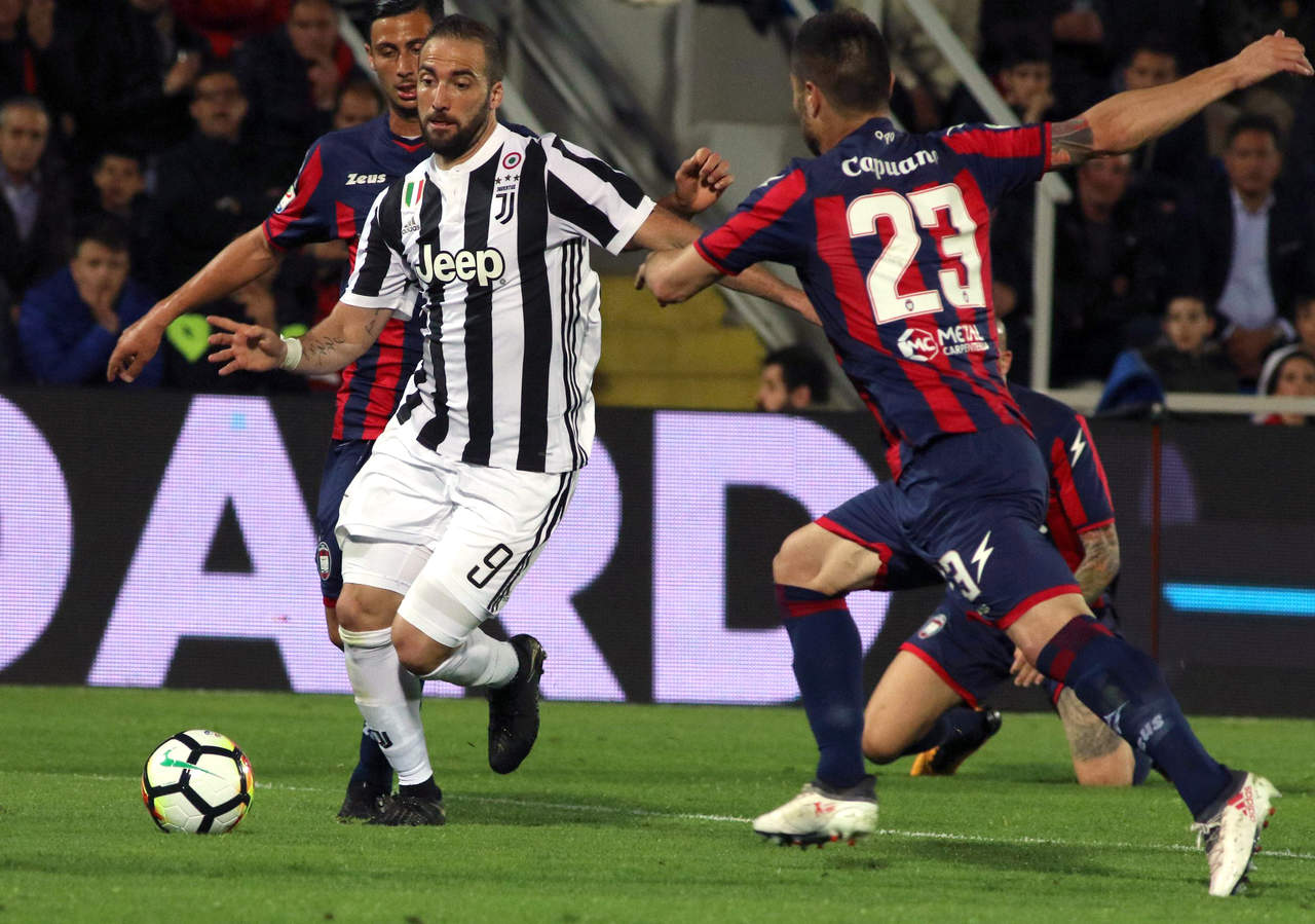 Con el empate de la 'Juve' ante Crotone y la victoria del Napoli, la ventaja de los dirigidos por Maximiliano Allegri es ahora de cuatro puntos. (AP)