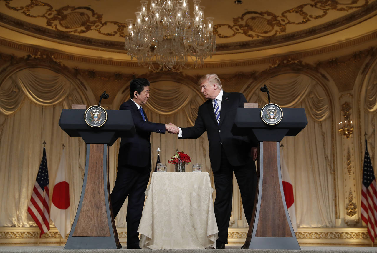 Gira. Trump anunció que negociará con Japón un acuerdo que reducirá el déficit comercial con EU. (AP)