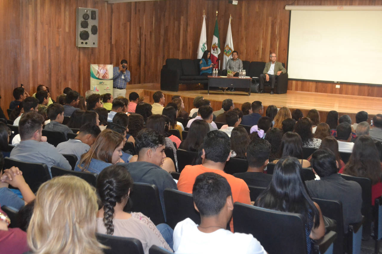 Conferencia. El evento lo organizó la Red de Apoyo a la Familia en coordinación con la Universidad Tecnológica de Torreón. (ANGÉLICA SANDOVAL)
