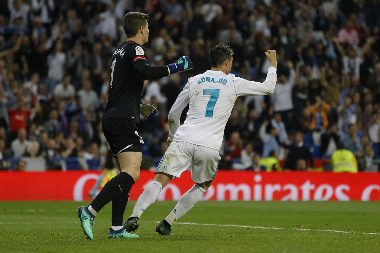 Cristiano Ronaldo, del Real Madrid, festeja luego de anotar frente a Kepa Arrizabalaga, arquero del Athletic de Bilbao, en encuentro de la Liga española. (AP)