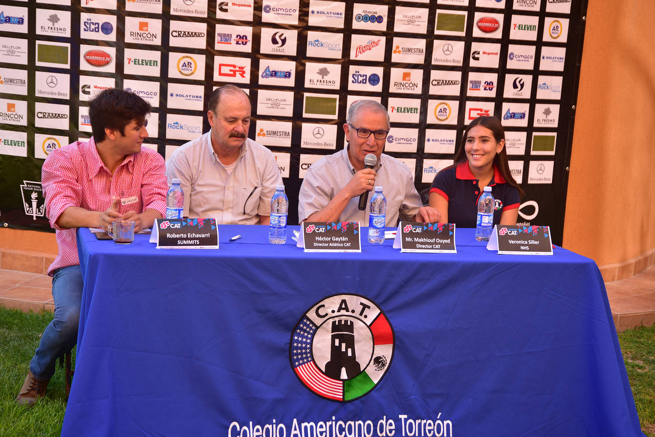 Autoridades y alumnos del Colegio Americano de Torreón, informaron los detalles de la convocatoria deportiva. (Fotografía de Ernesto Ramírez)