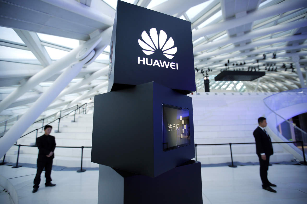 El Huawei P20 Pro llegó a México, en donde buscará conquistar al mercado con su sistema de tres cámaras en la parte trasera y la incorporación de Inteligencia Artificial (IA), que permiten captar fotografías con un mayor estándar de calidad. (ARCHIVO)
