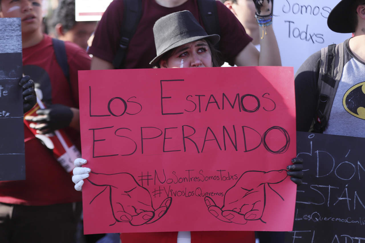 Un mes después de la desaparición de los tres estudiantes de cine de la Universidad de Medios Audiovisuales, CAAV, en Tonalá, Jalisco, estudiantes y activistas llaman a una manifestación la tarde de este jueves. (ARCHIVO)