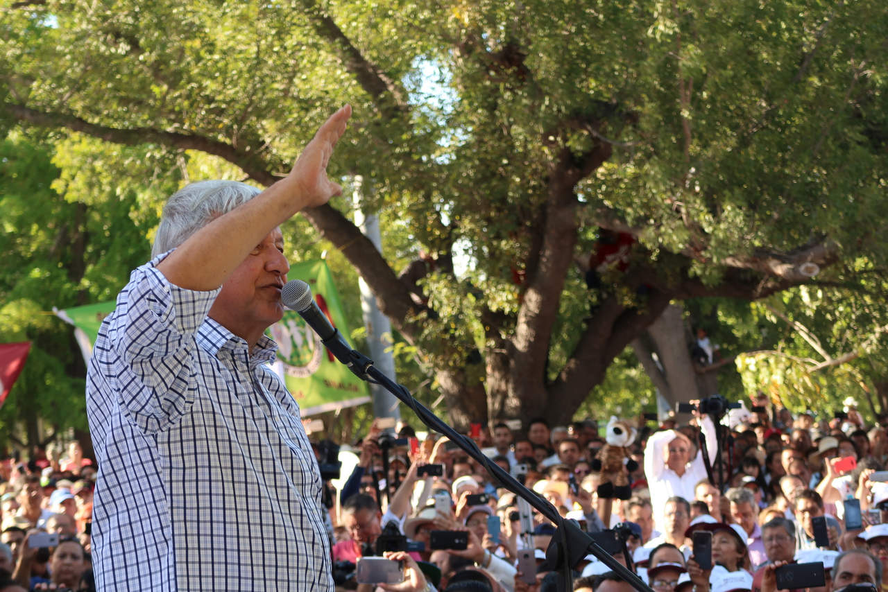 En entrevista a medios, tras un mitin en el que personas de la tercera edad le preguntaron por las pensiones, López Obrador fue cuestionado por la prensa: ¿Cree que después del debate varíe las preferencias electorales en encuestas? (ARCHIVO)