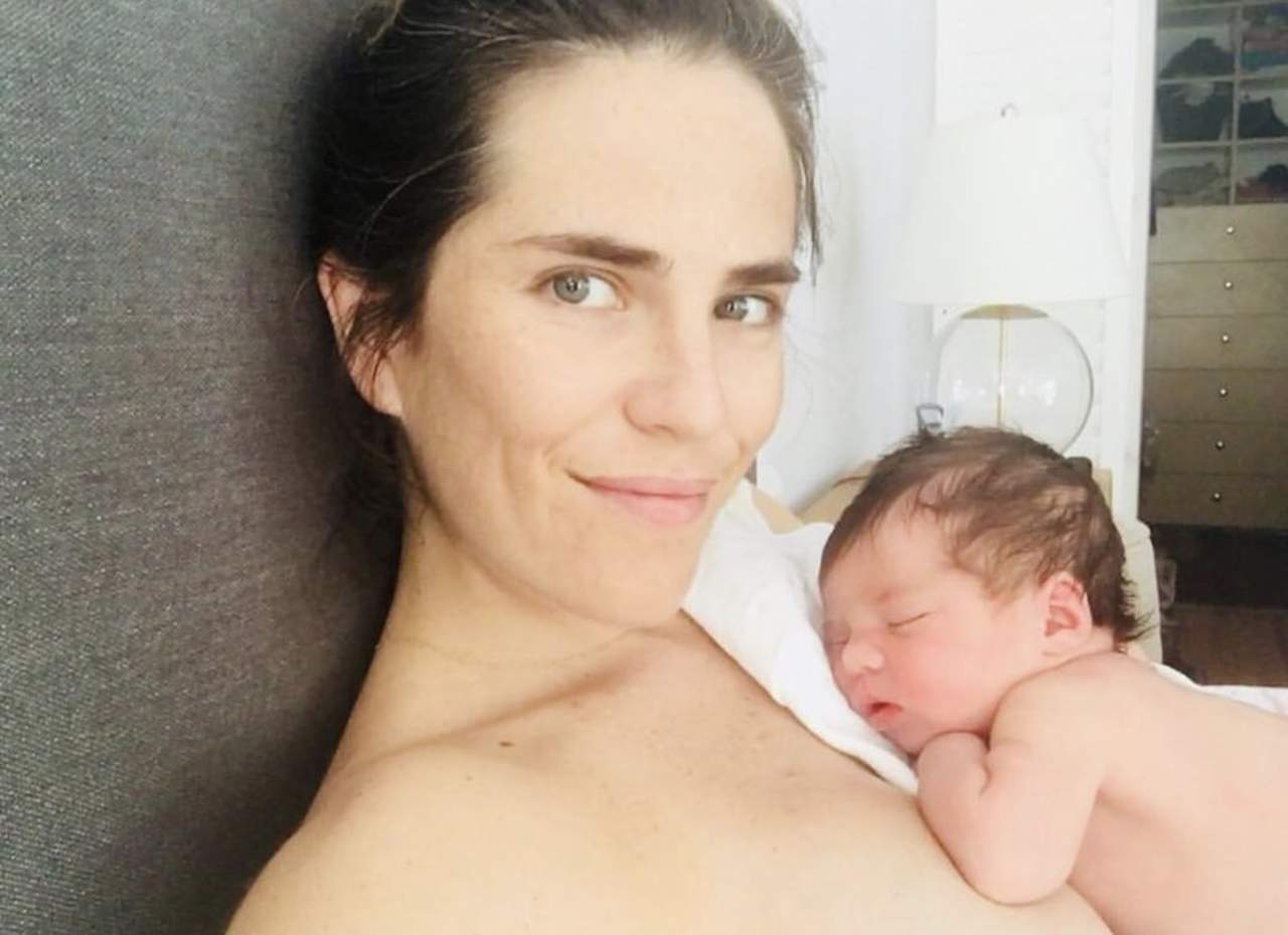 Hace unos minutos publicó en la red social una imagen en la que se le ve con el bebé recargado en su hombro. (ESPECIAL)