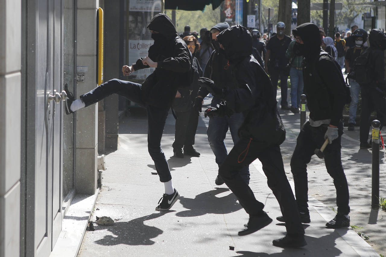 Jornada. La manifestación degeneró en destrozos de inmuebles y enfrentamientos con policías. (AP)