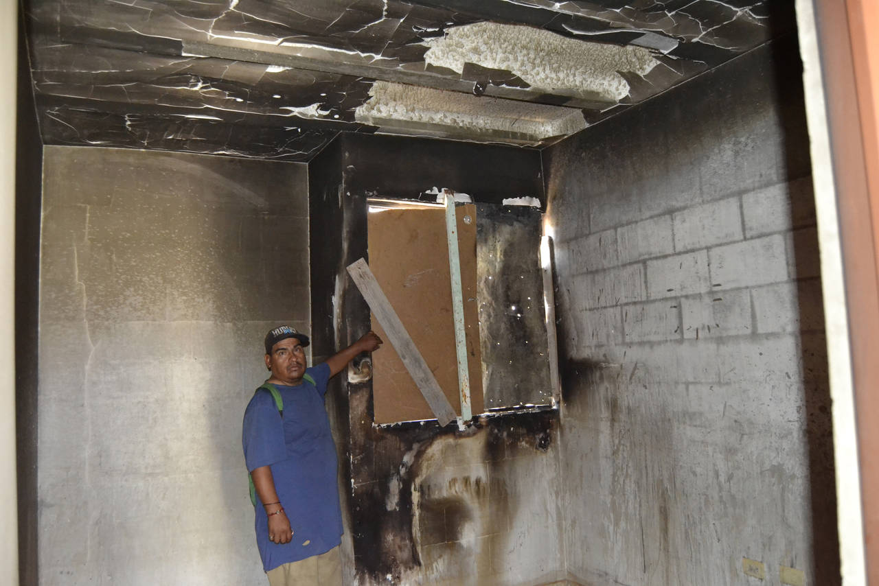 Ayuda. Jorge pide apoyo para reponerse del incendio que sufrió su vivienda el pasado martes, es desempleado y de escasos recursos. (EDITH GONZÁLEZ)