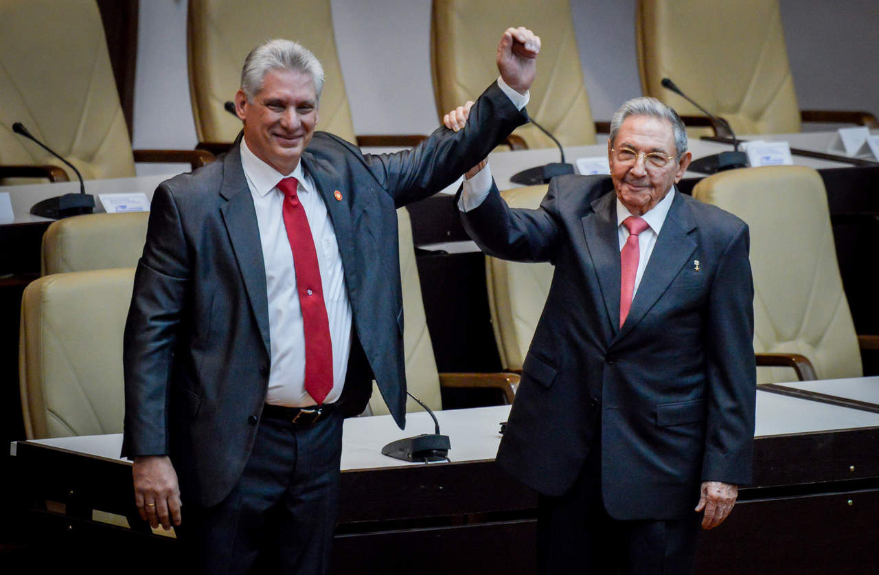 En un día histórico, Miguel Mario Díaz-Canel Bermúdez (izq.) protagonizó ayer la más importante transferencia generacional del poder en la isla desde 1959 y asumió el cargo de presidente de Cuba. (EFE)