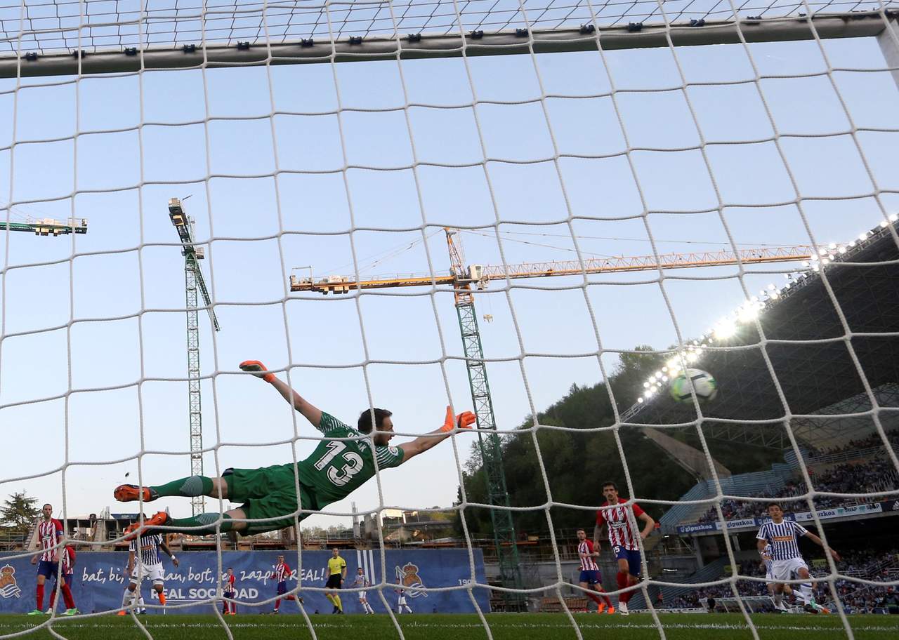 El portero esloveno del Atlético de Madrid, Jan Oblak, encaja el primer gol de la Real Sociedad, conseguido por el brasileño Willian José, durante el encuentro de Liga correspondiente a la jornada 33. (EFE)