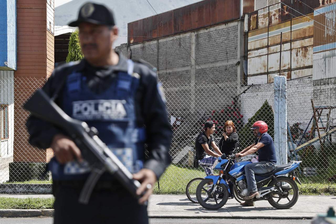 Tras un operativo realizado en el oriente de la capital, personal de la Procuraduría General de Justicia de la Ciudad de México detuvo a 11 personas, nueve hombres y dos mujeres. (ARCHIVO)