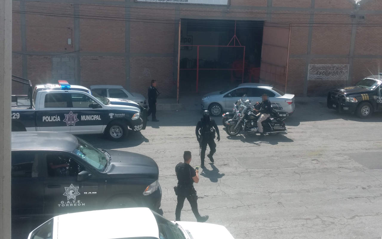 Asaltan con violencia negocio en Torreón; se llevan 15 mil pesos