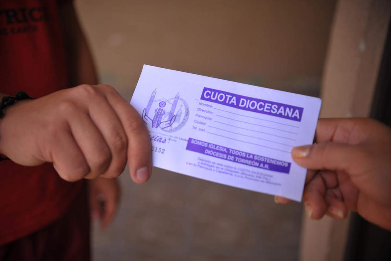 La Diócesis de Torreón reparte los sobres a cada una de las parroquias para que se entreguen casa por casa a los católicos para que puedan realizar sus aportaciones. (ARCHIVO)