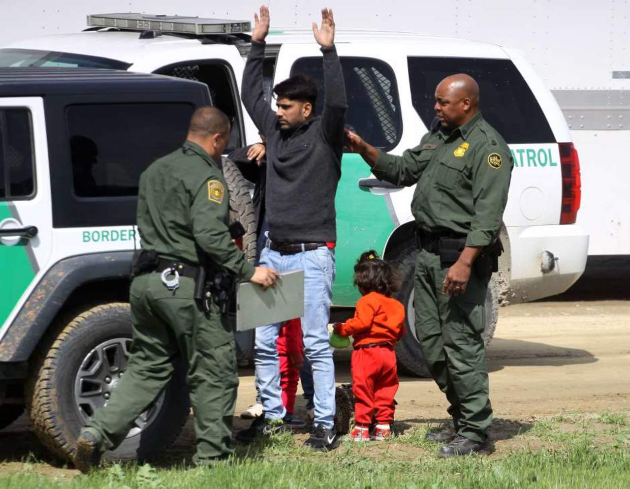 Más de 700 niños fueron separados de padres en frontera México-EU, dice NYT