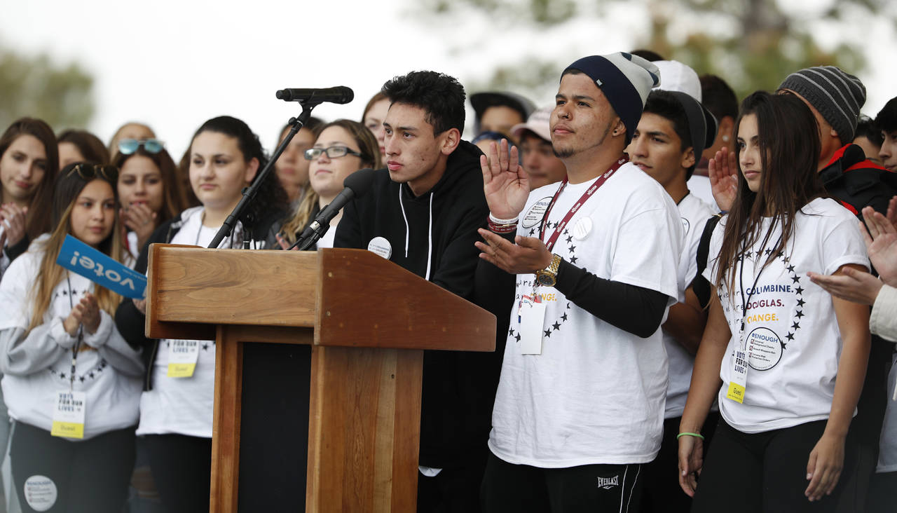 Miles de estudiantes no olvidan Columbine