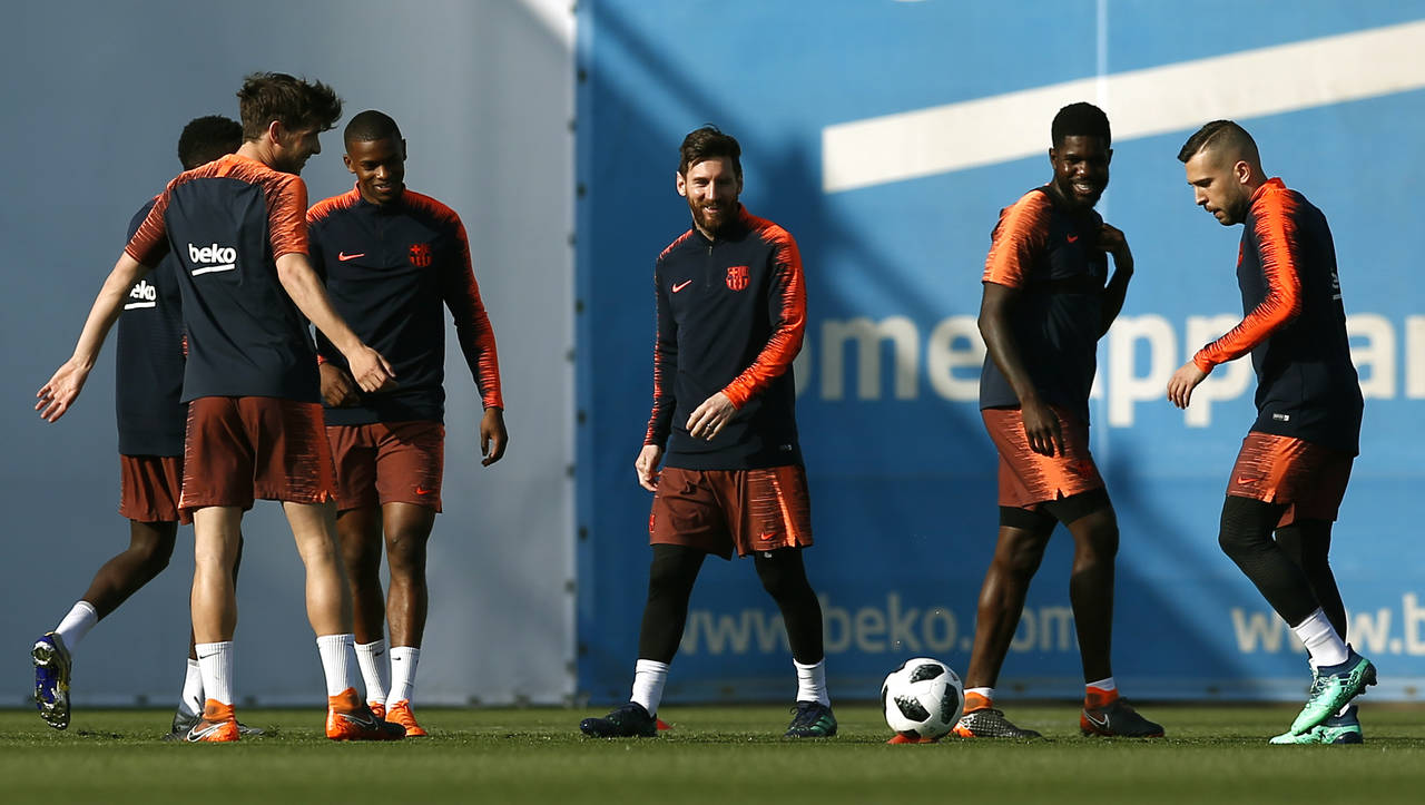 Los jugadores del Barcelona ayer en un entrenamiento previo a la final de la Copa del Rey. (AP)