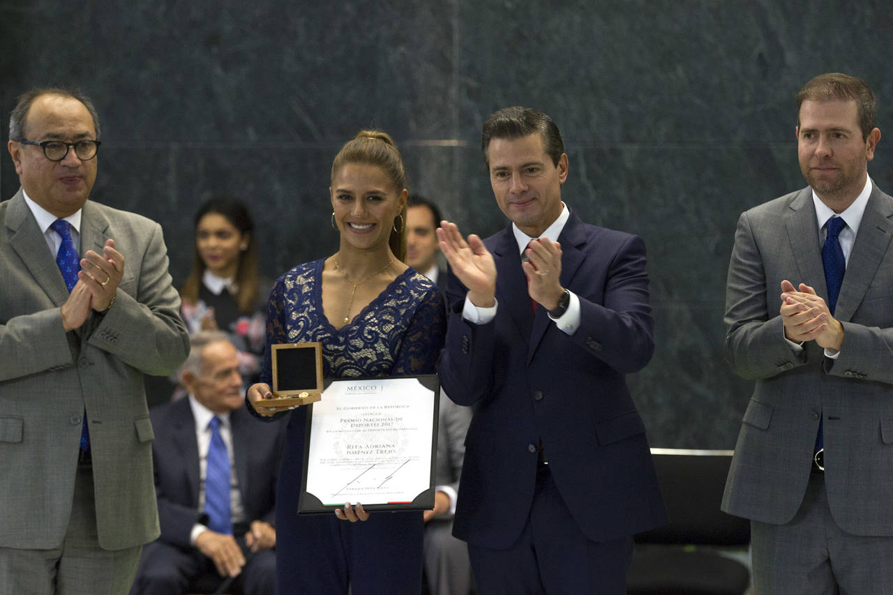 La clavadista de altura Adriana Jiménez recibió el Premio Nacional de Deportes, de manos del presidente Enrique Peña Nieto. Entregan el Premio Nacional de Deportes