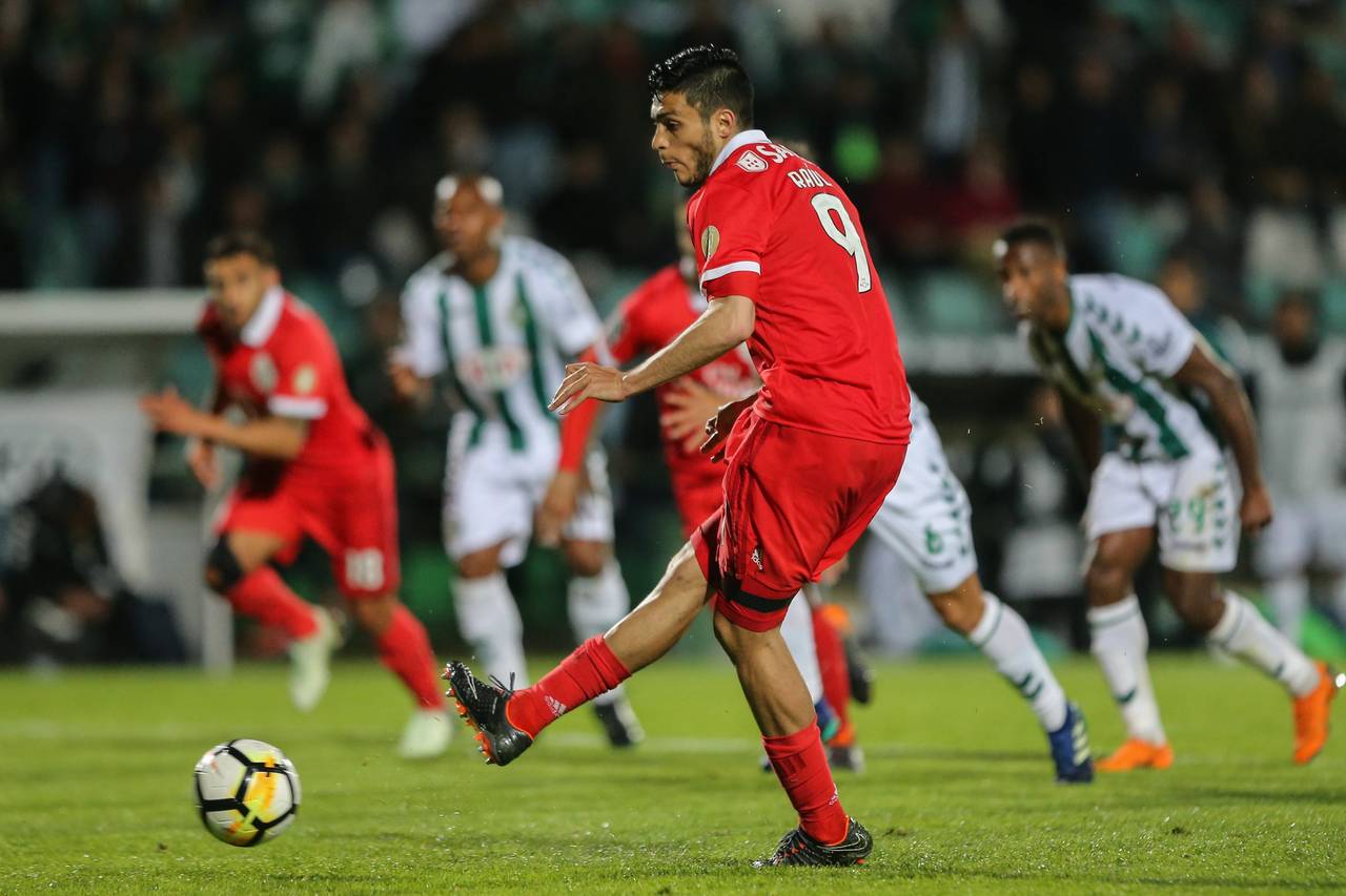 El atacante mexicano Raúl Jiménez ha anotado goles importantes para el Benfica en los últimos juegos de la Primeira Liga. (EFE)