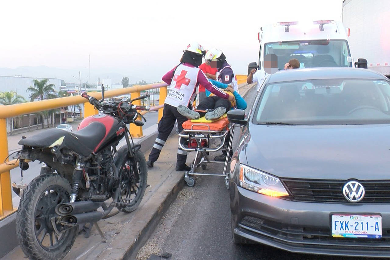 Atención. Paramédicos de la Cruz Roja acudieron al lugar para atender al motociclista lesionado. (EL SIGLO DE TORREÓN) 